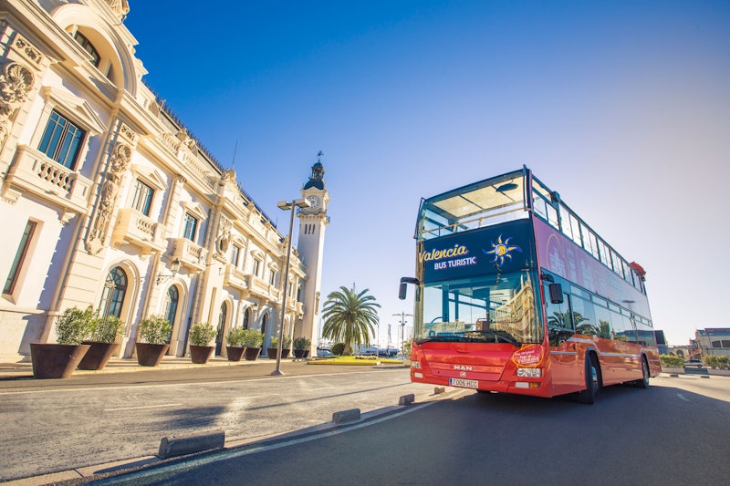 Bus turístico recorriendo la ciudad
